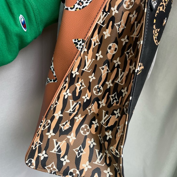 Louis Vuitton Jungle Tote - Picture 4 of 12